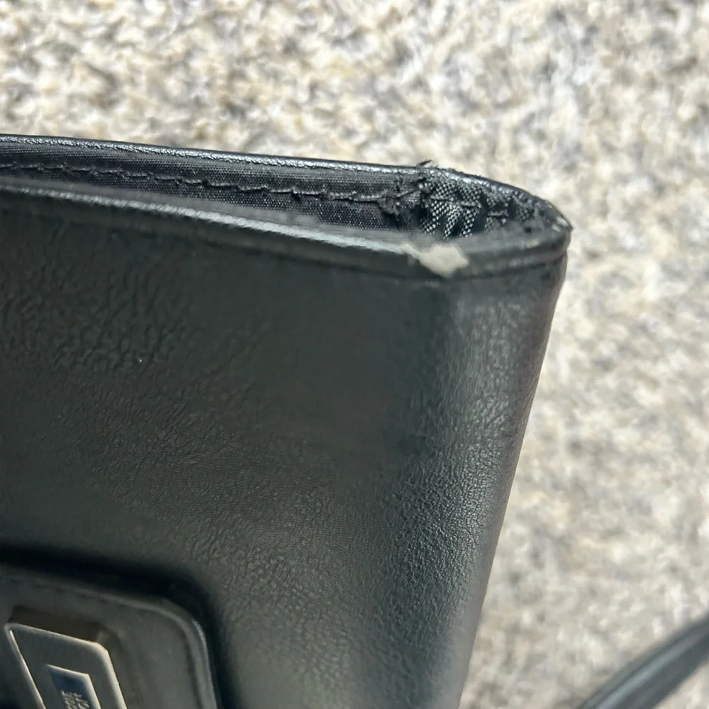 5/$25 Kenneth Cole Reaction Black Leather Wristlet/wallet
